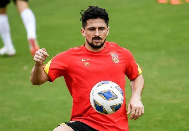 官方网站-归化球员洛国富宣布退役 代表国足出场5次打入1球